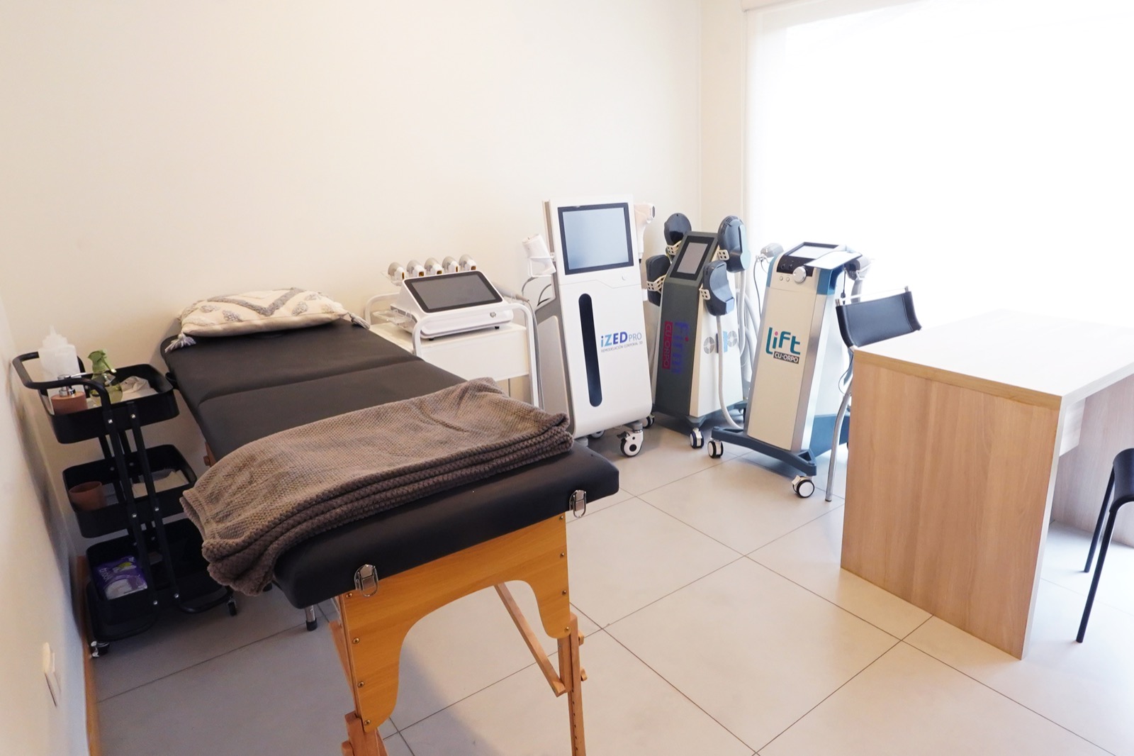 Cabina de tratamiento con camilla, iZED Pro, Concord y Lift CuCorpo en Método Hebe Los Ángeles