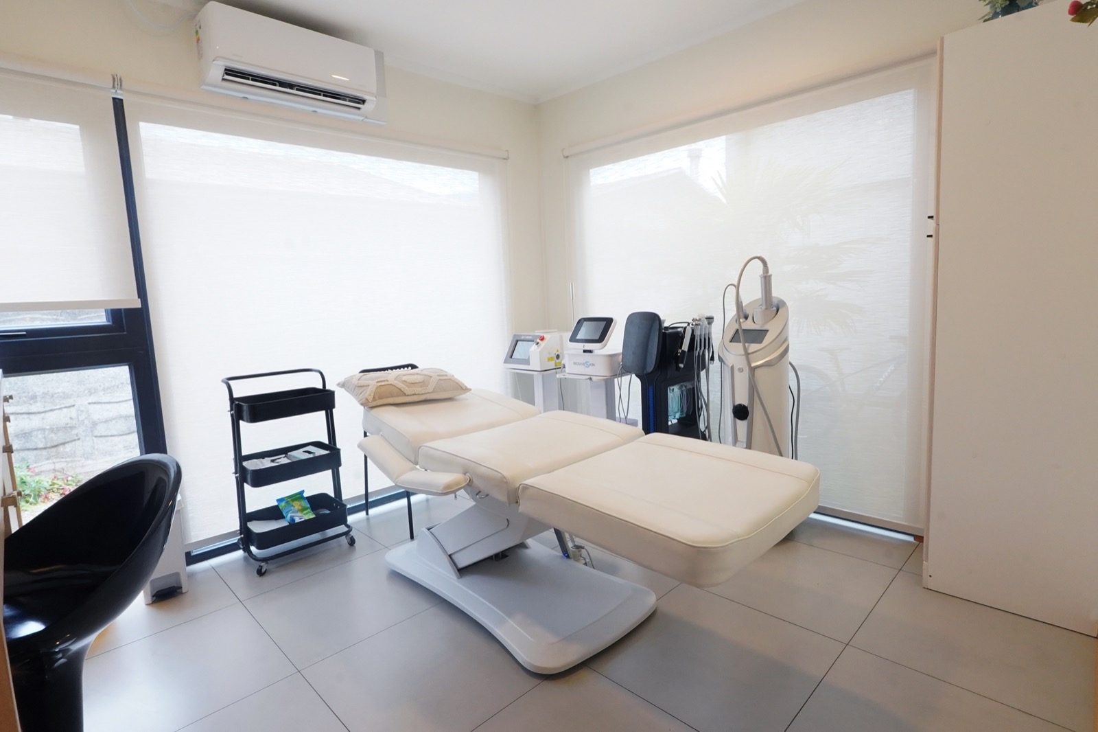 Cabina de tratamiento corporal con camilla clínica y tecnología coreana en Método Hebe Los Ángeles