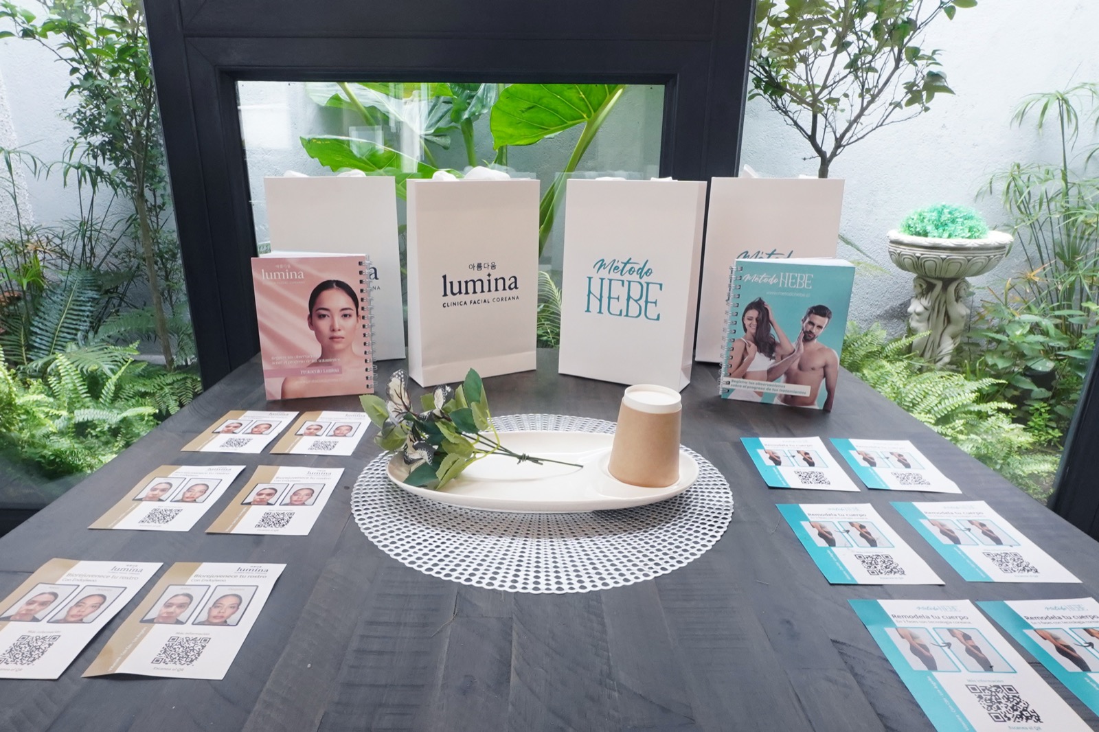 Mesa de bienvenida con productos Lumina y Método Hebe en la sede Los Ángeles