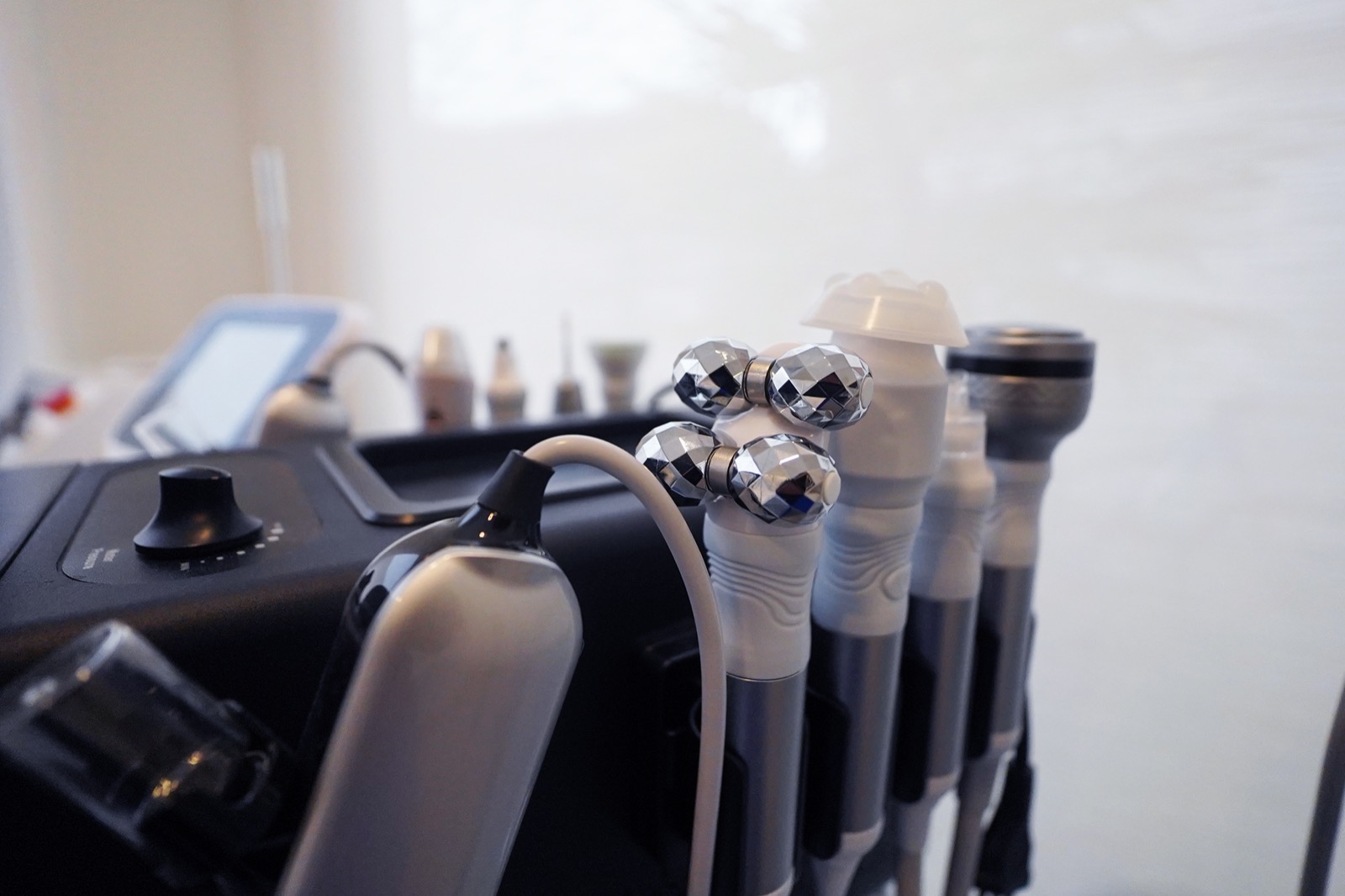 Detalle de cabezales de radiofrecuencia y ultrasonido focalizado usados en Método Hebe Los Ángeles