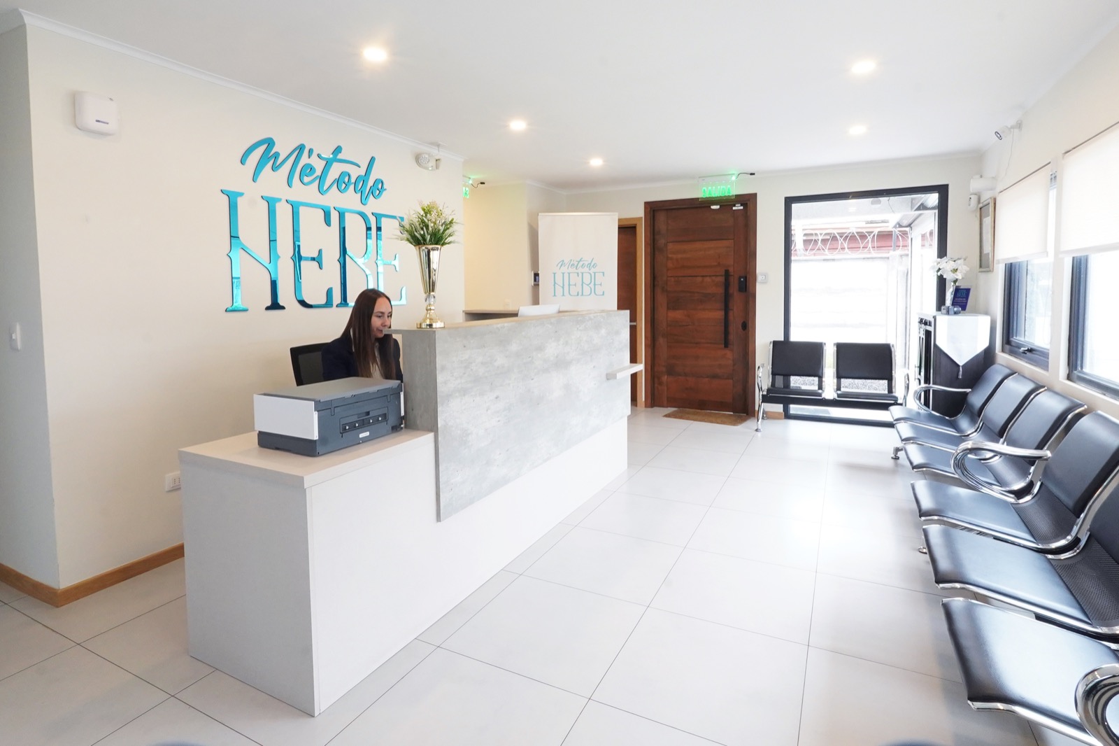 Recepción de Método Hebe Los Ángeles con logo corporativo y sala de espera iluminada