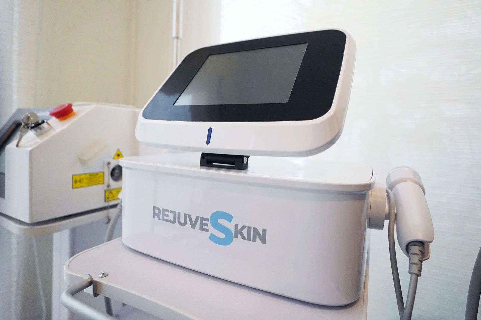 Equipo RejuveSkin para tratamientos láser corporales en la clínica Método Hebe de Los Ángeles