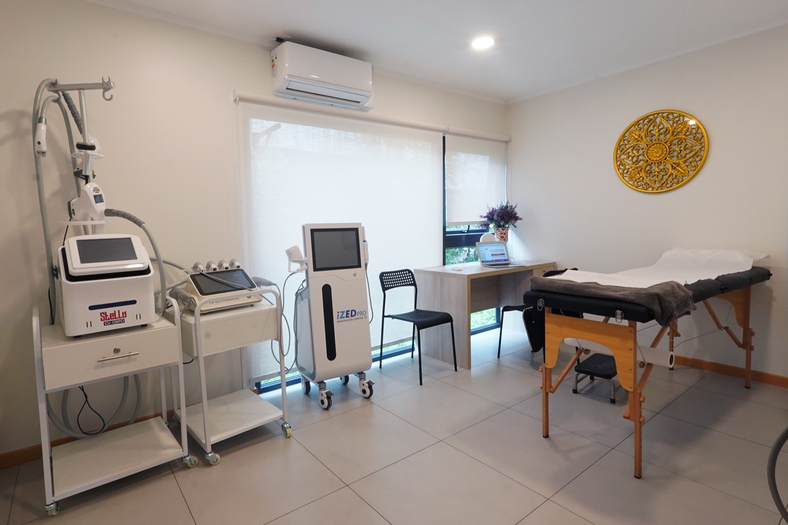 Sala clínica con equipos Stella CuCorpo, iZED Pro y camilla de masaje en la sede Los Ángeles del Método Hebe
