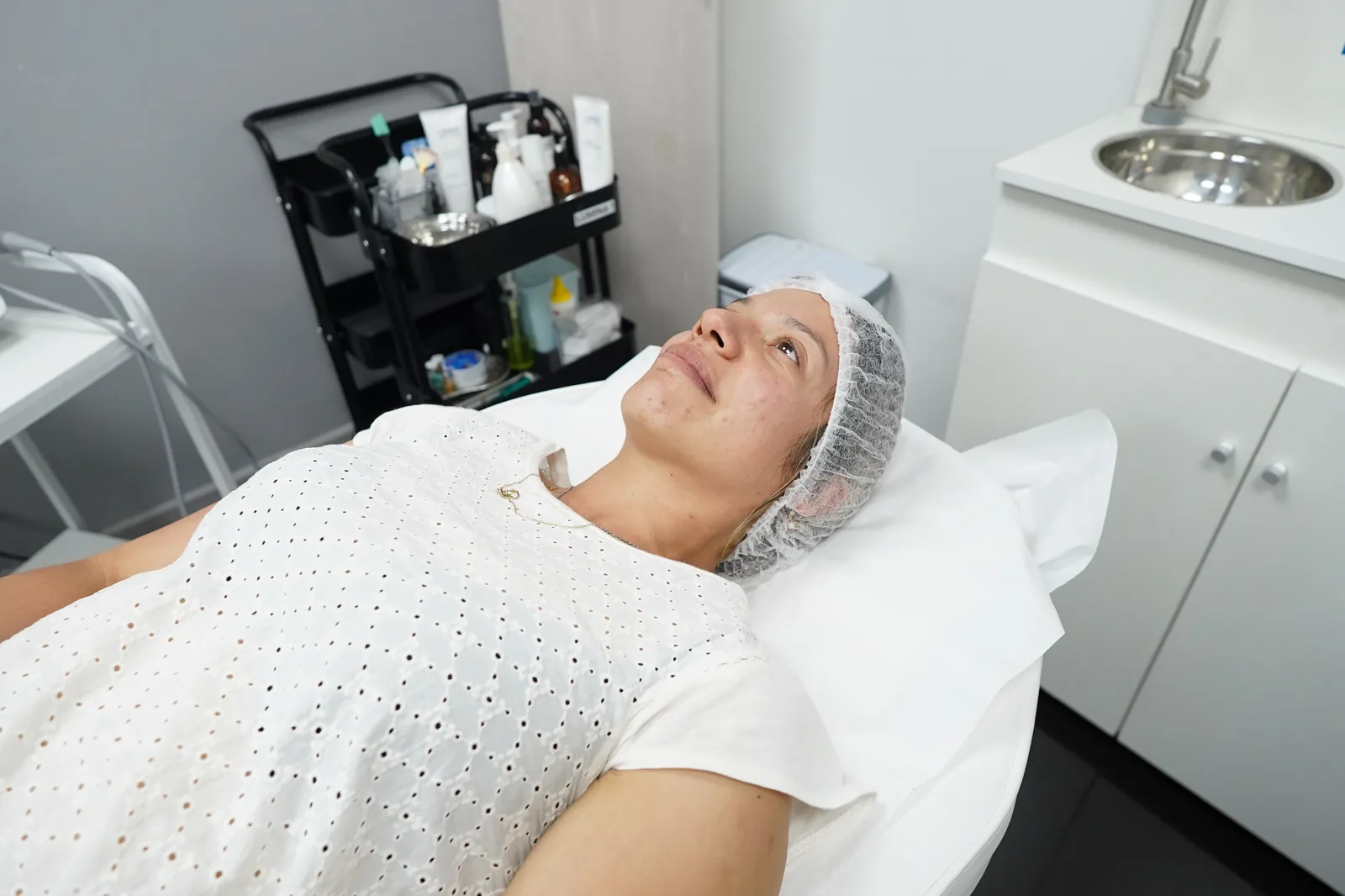 Paciente en sesión de estética corporal en Método Hebe