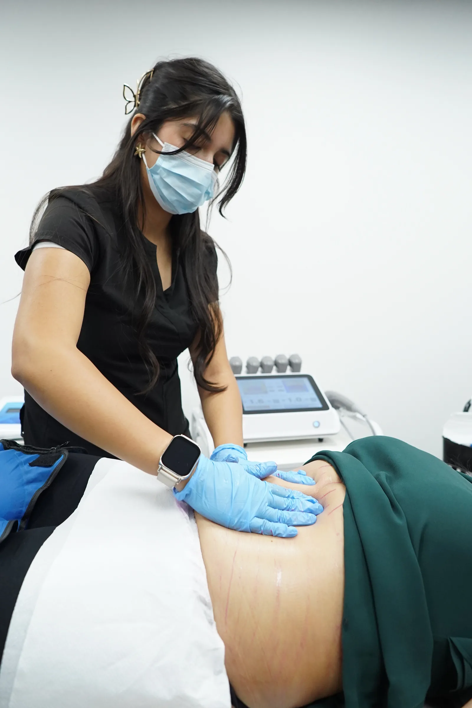 Profesional del equipo Método Hebe aplicando tratamiento corporal con tecnología coreana